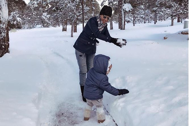 Sau 3 năm úp mở, Bé Gấu - con trai Thu Minh lần đầu lộ diện rõ mặt, lớn phổng phao khi đi diễn cùng mẹ